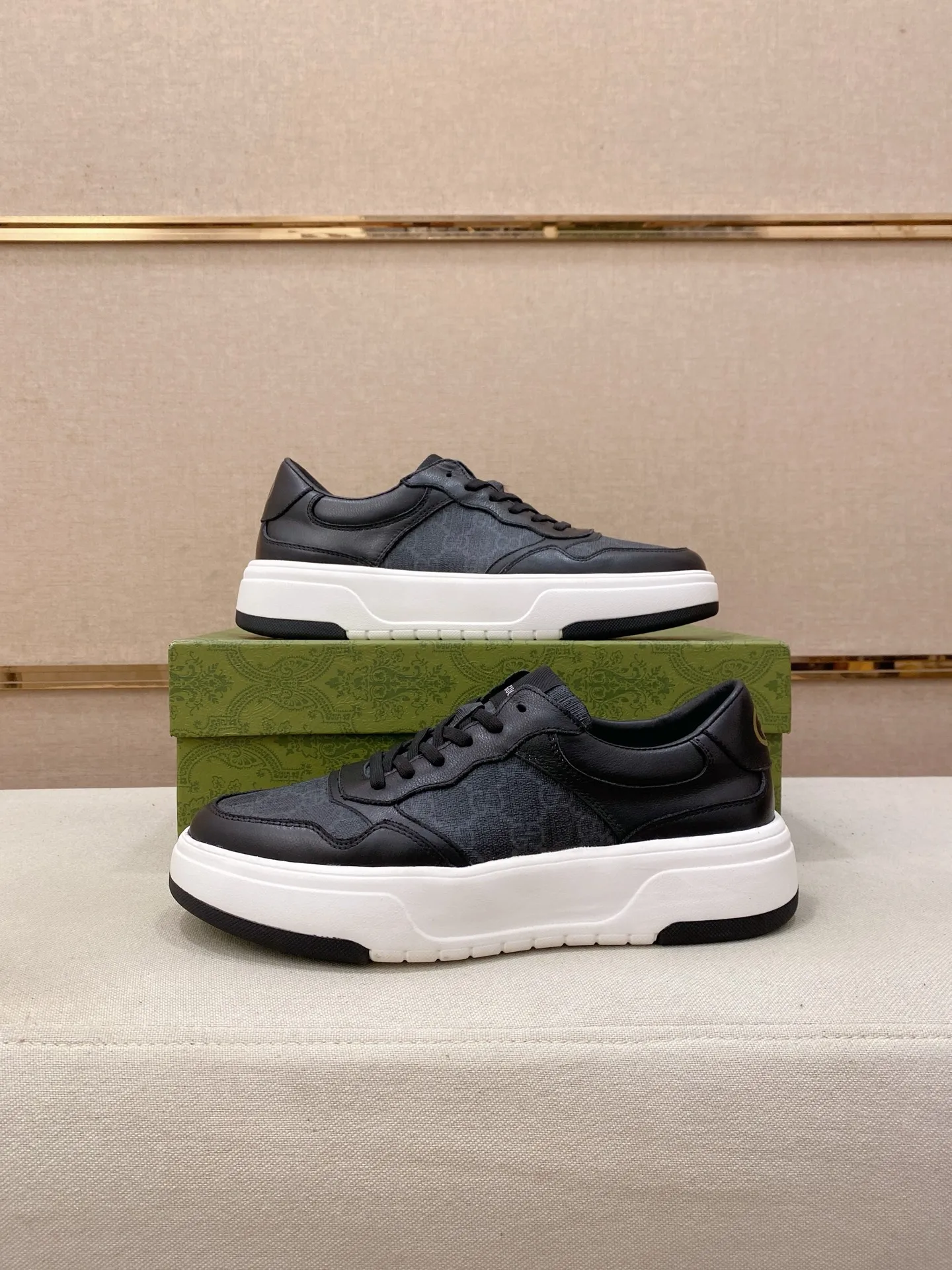 Men's shoes 💰 440 💰 High-quality new GUCCI counters are launched simultaneously. The new men's shoes, 😘fabrics are selected from imported cowhide, and the lining is sheepskin lining. 👍🏿 High-end ☄️ air-cushion molded anti-slip rubber outsole, exquisite lines, simple and elegant, comfortable and high-end for leisure travel. Code number: 38 to 44 (45 can be customized and cannot be returned or exchanged)